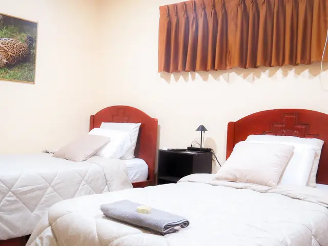 Habitación del Hotel Casa del Jaguar con cama doble y baño privado