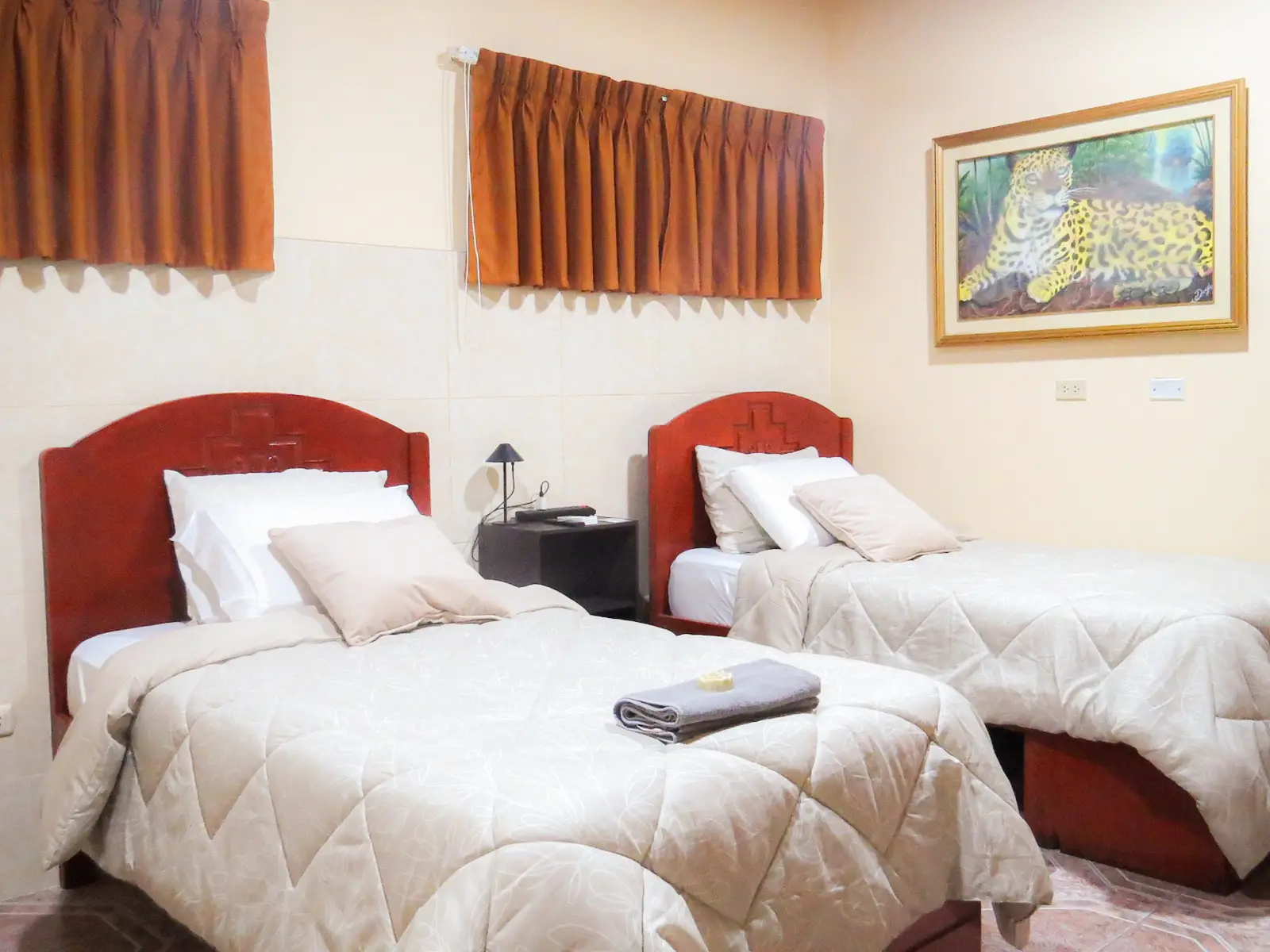 Habitación del hotel con cama doble y baño privado