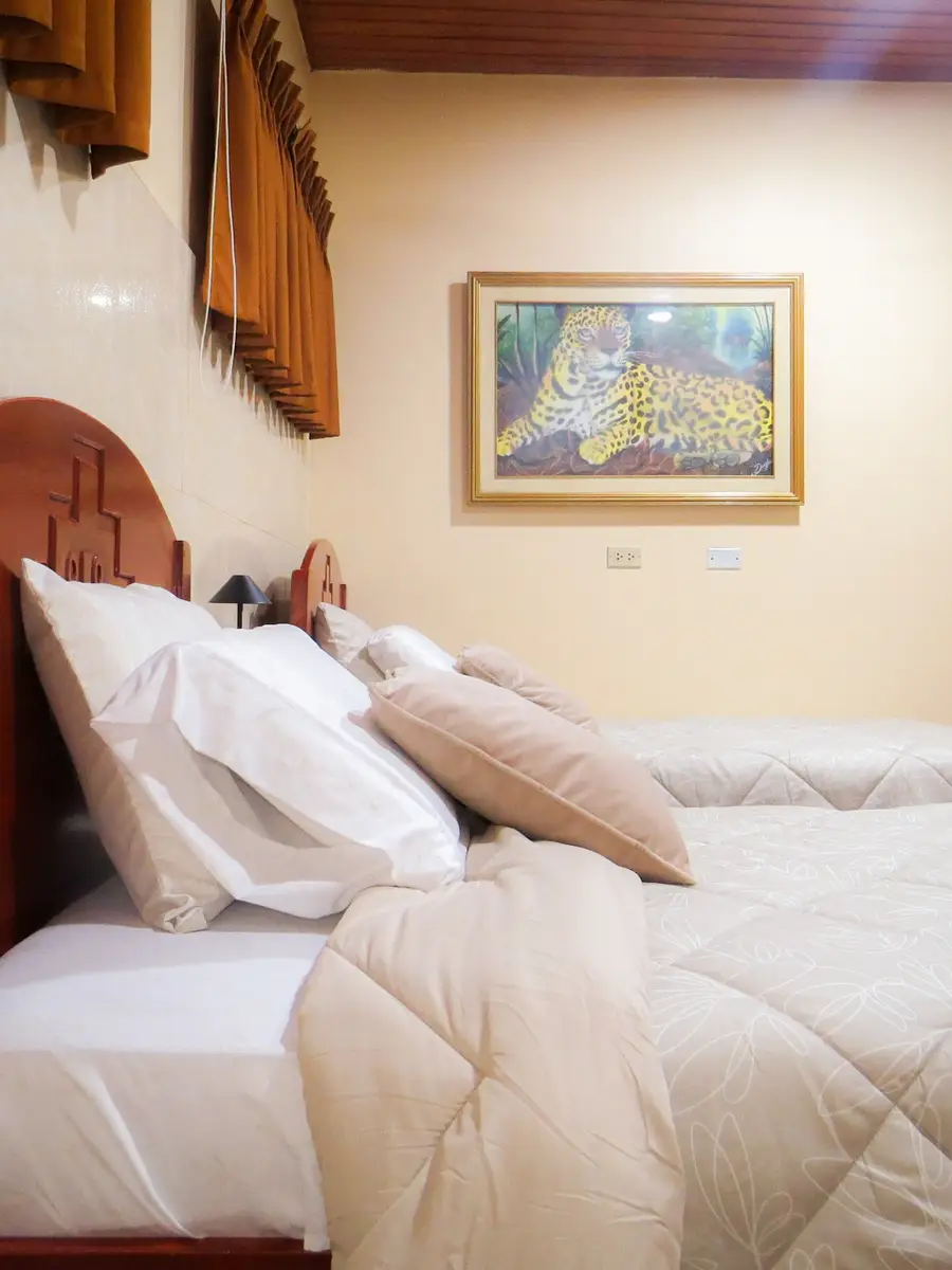 Habitación del hotel con cama doble y baño privado