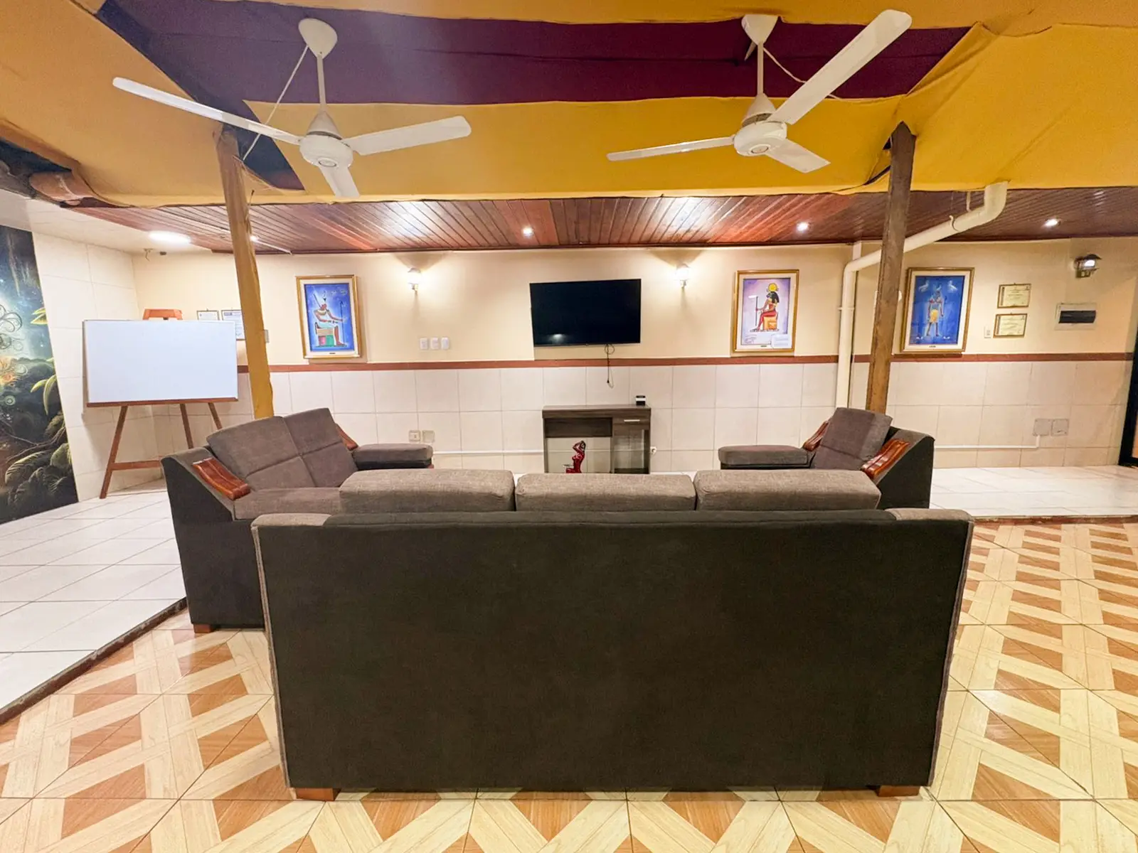 Sala común del hotel con asientos y decoración local